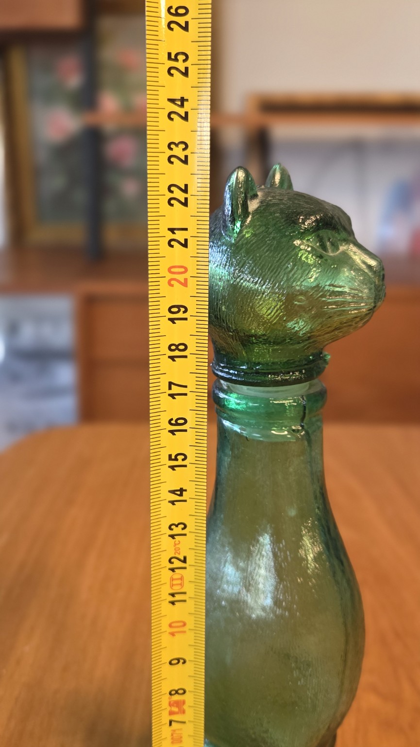 Kissapullo mittanauhan vieressä