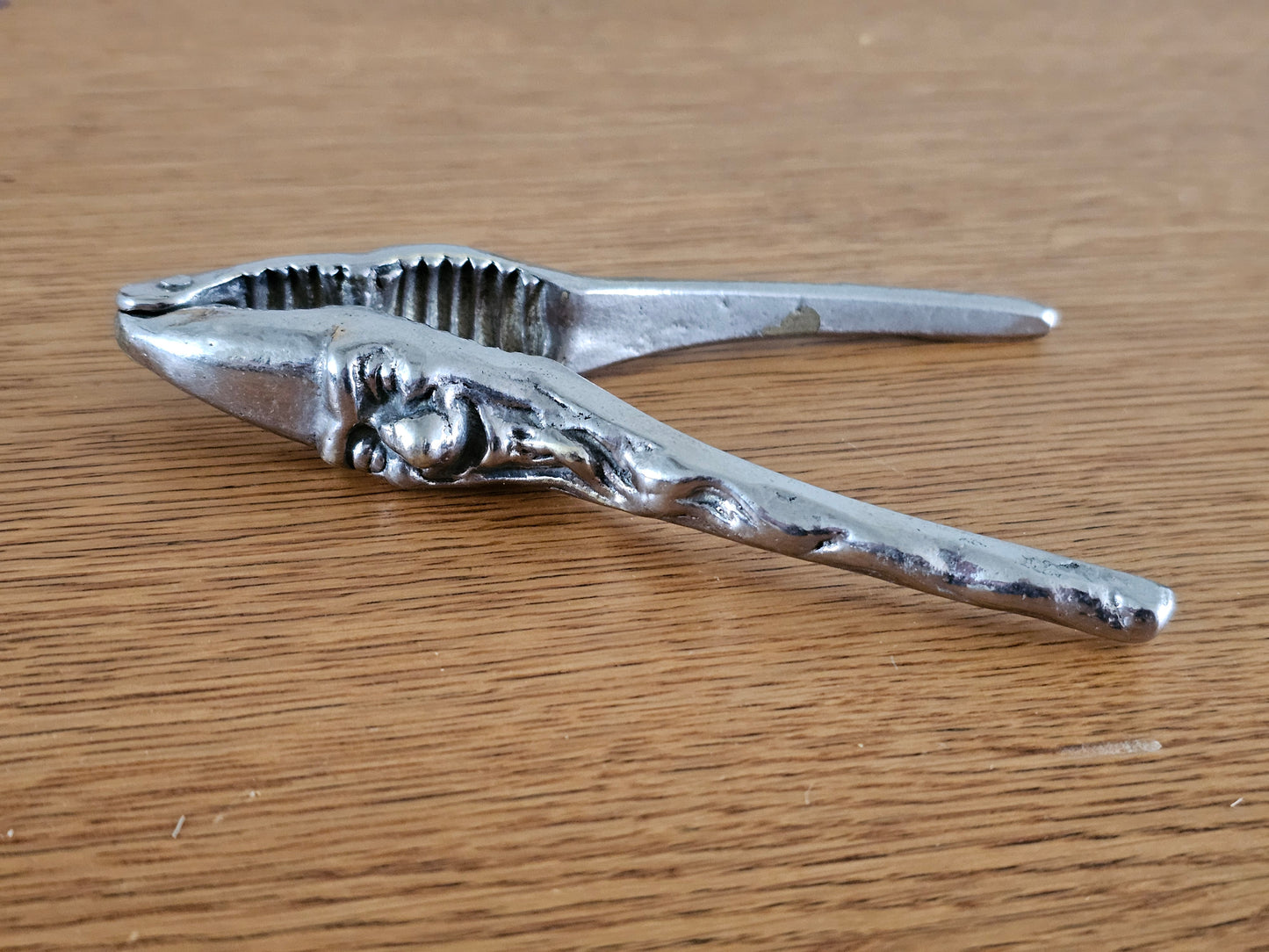 Vintage-metallinen pähkinänsärkijä – kaksikasvoinen joulupukki