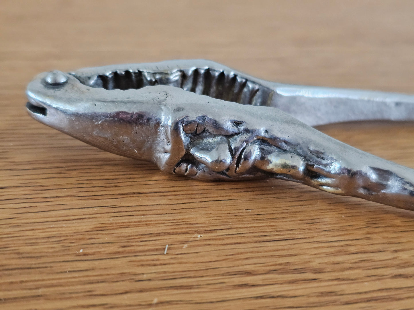 Vintage-metallinen pähkinänsärkijä – kaksikasvoinen joulupukki