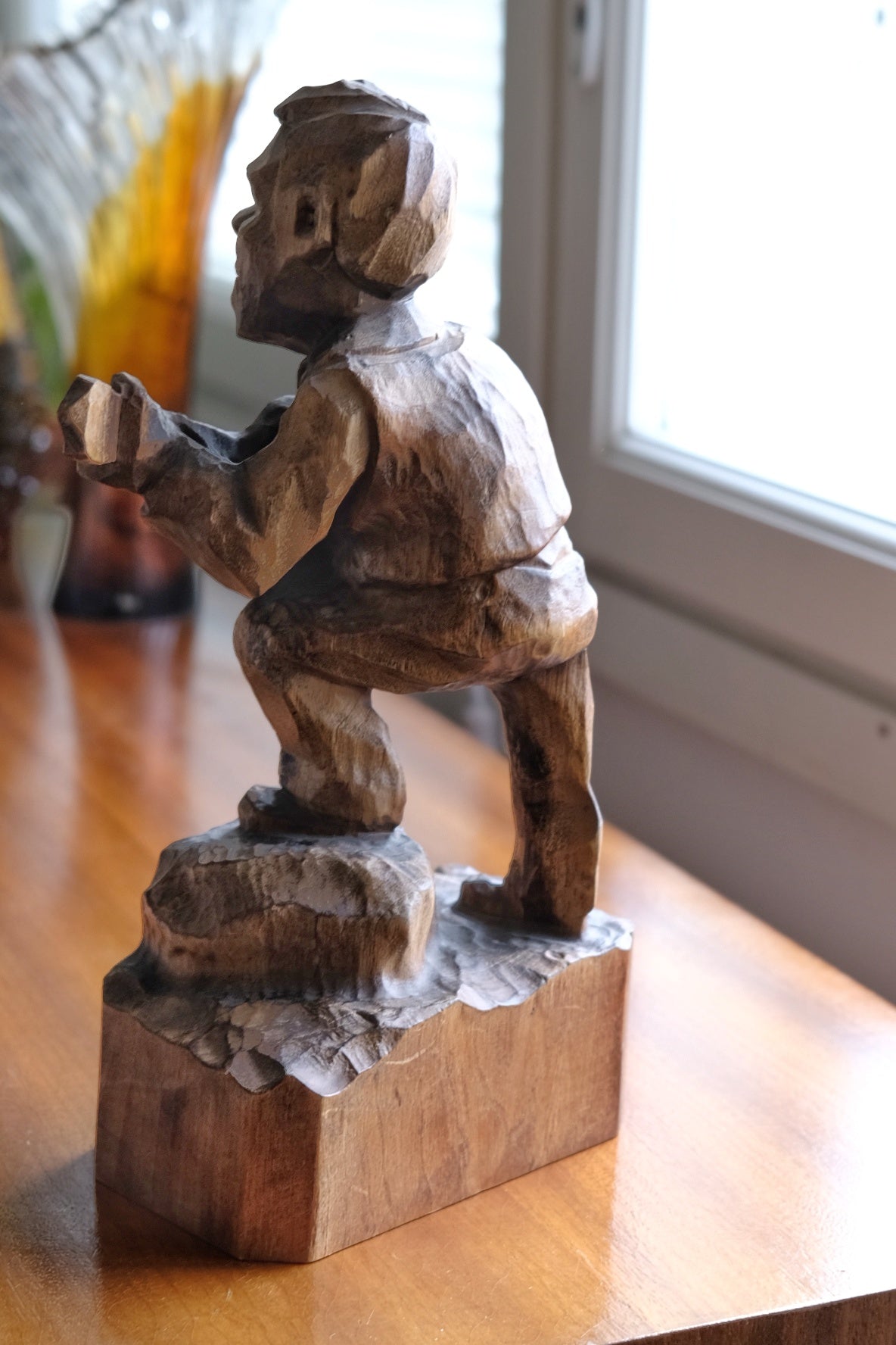 Georg Öhman – Puuveistos "Kitaransoittaja" (27 cm)