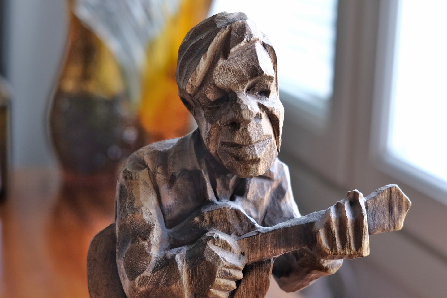 Georg Öhman – Puuveistos "Kitaransoittaja" (27 cm)