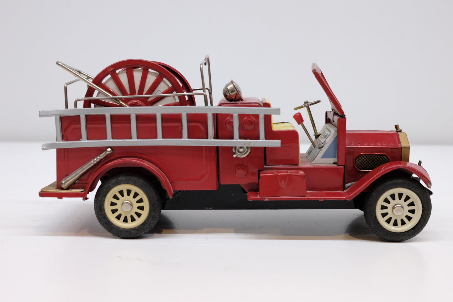 Peltilelu paloauto 50-luku