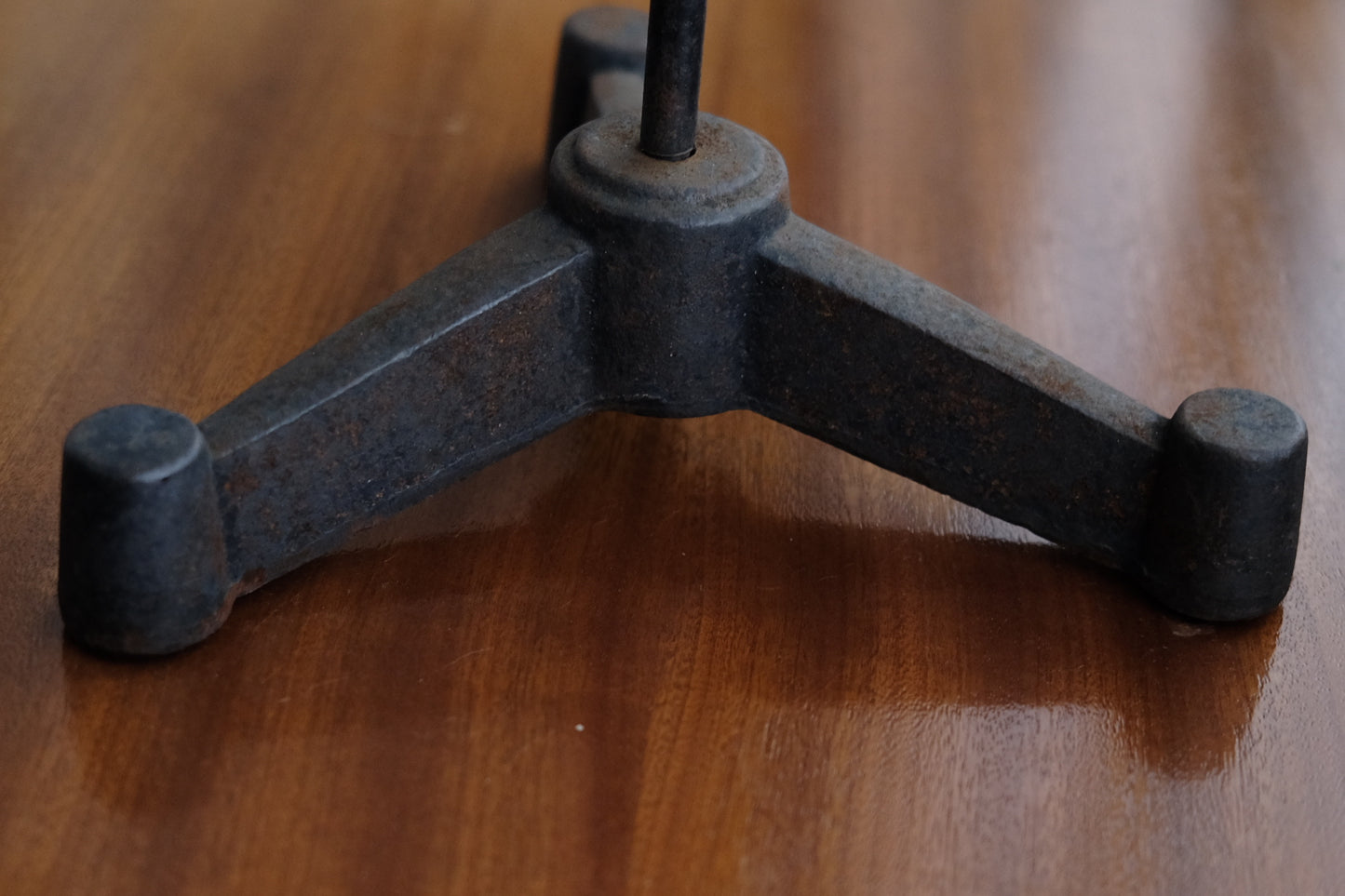 ガラス球が付いた古い実験台 - 花瓶として、またはキッチンでオリーブオイルを入れるためのもの