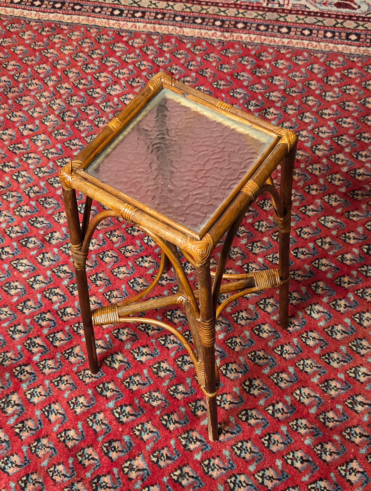 Kaunis rottinki kukkapöytä – korkeus 51 cm