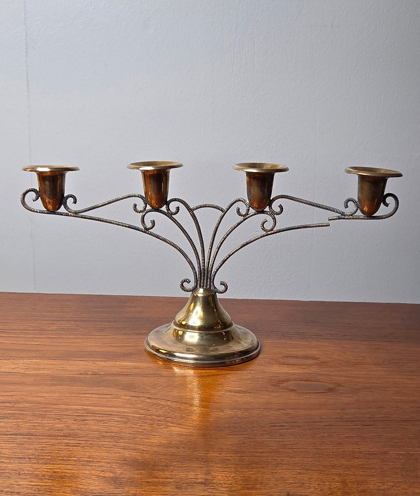 Vintage messinkinen kynttelikkö – korkeus 15,5 cm, leveys 32 cm