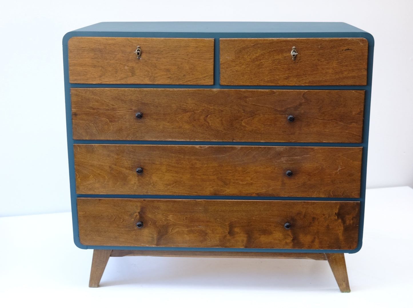 50-luvun vintage-lipasto – hillityn näyttävä säilytyskaluste!