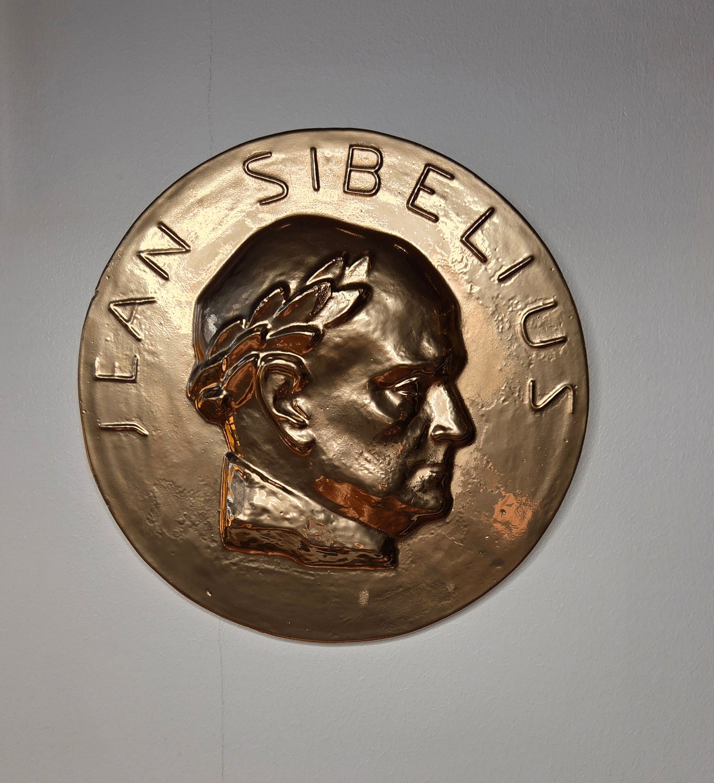 Jean Sibelius – kipsinen seinäreliefi / medaljonki
Halkaisija: 26 cm