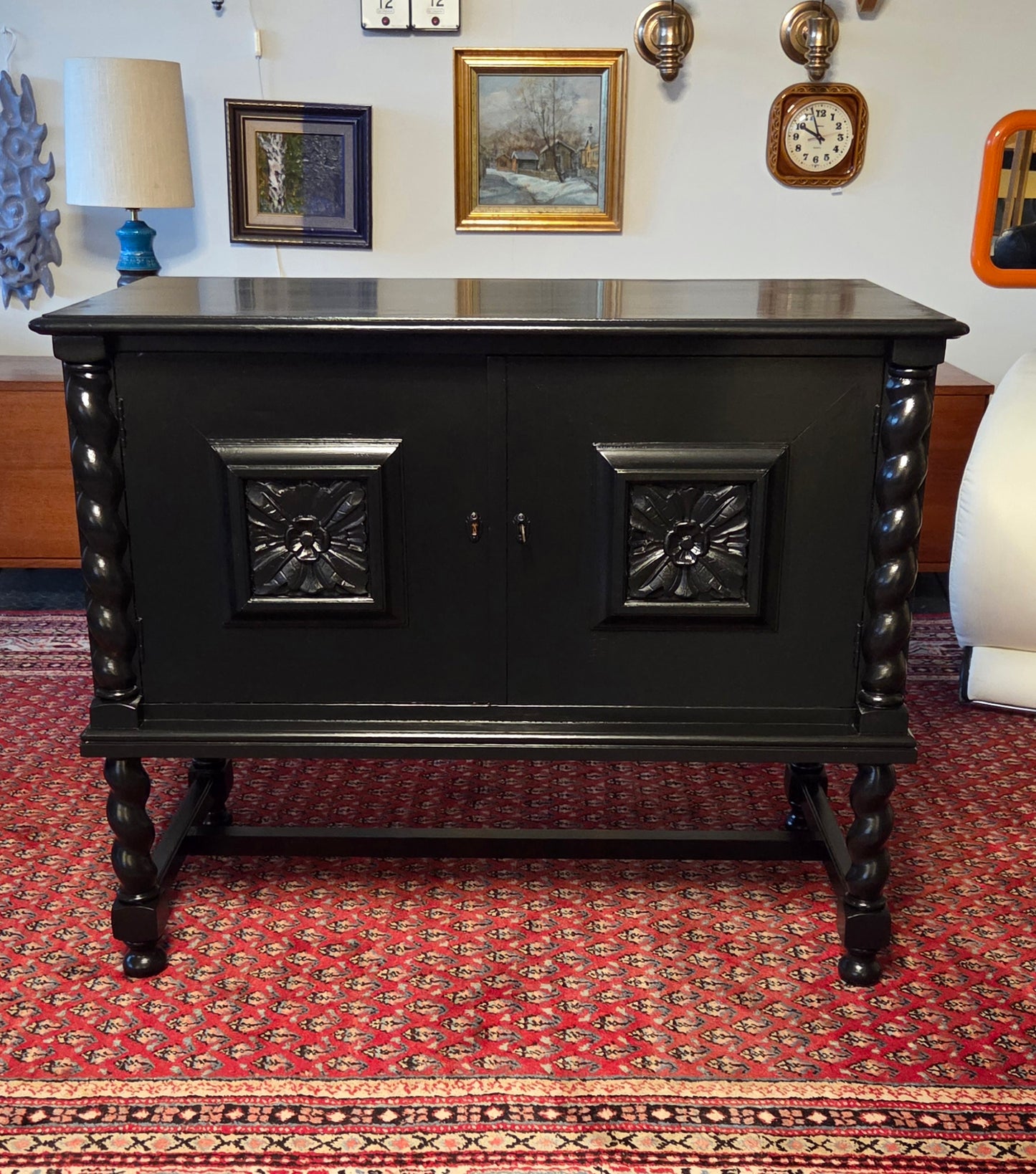 Käsinmaalattu musta uusbarokki-senkki