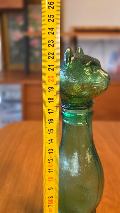 Kissapullo mittanauhan vieressä