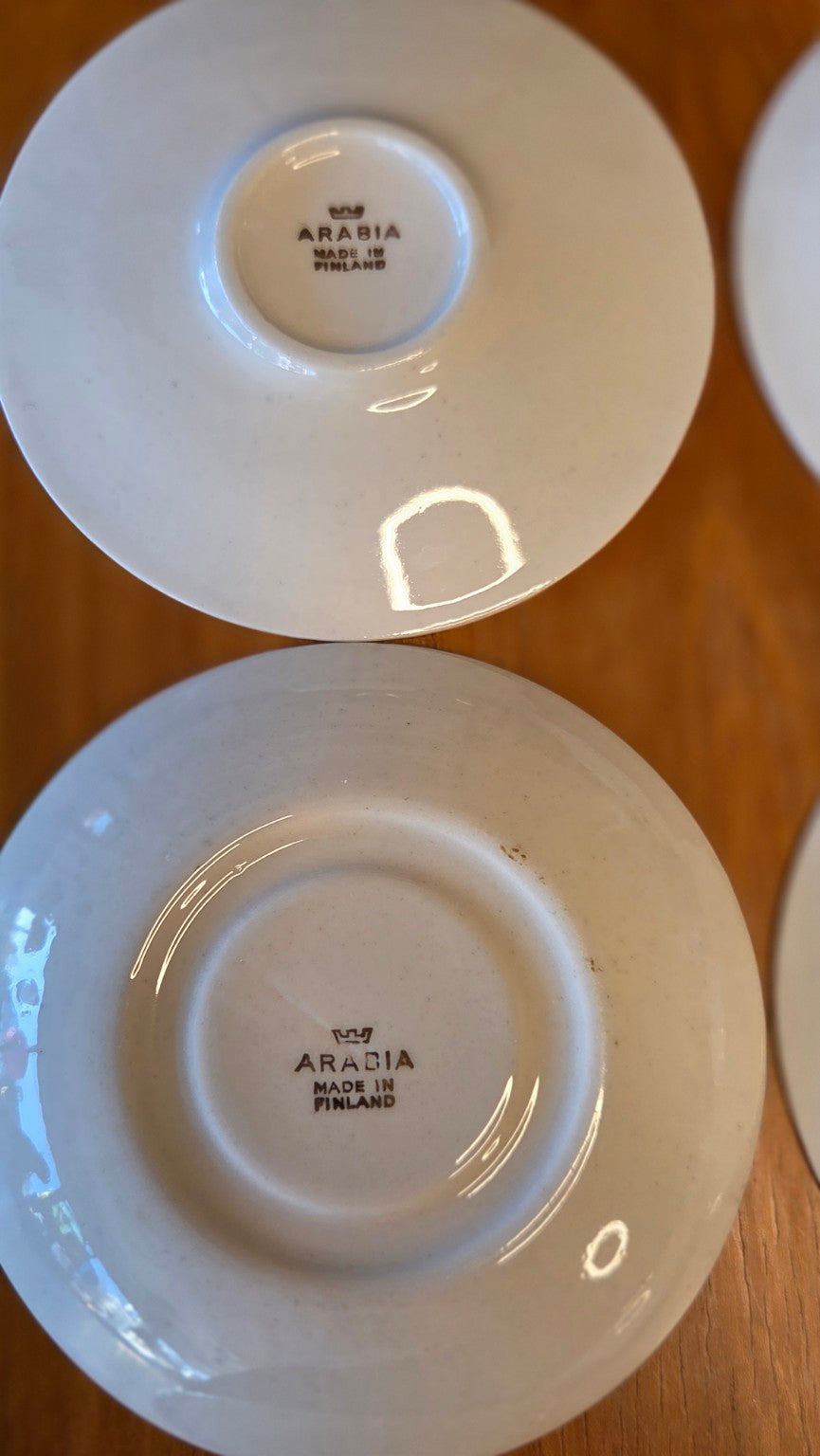 Arabia – vaakunakoristeiset kahvikupit ja asetit