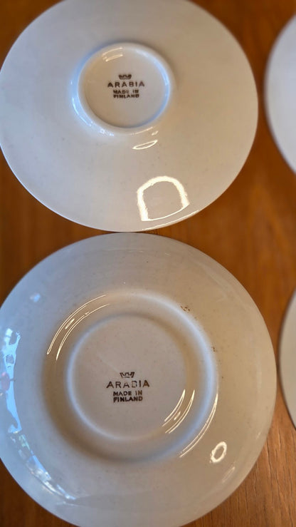 Arabia – vaakunakoristeiset kahvikupit ja asetit