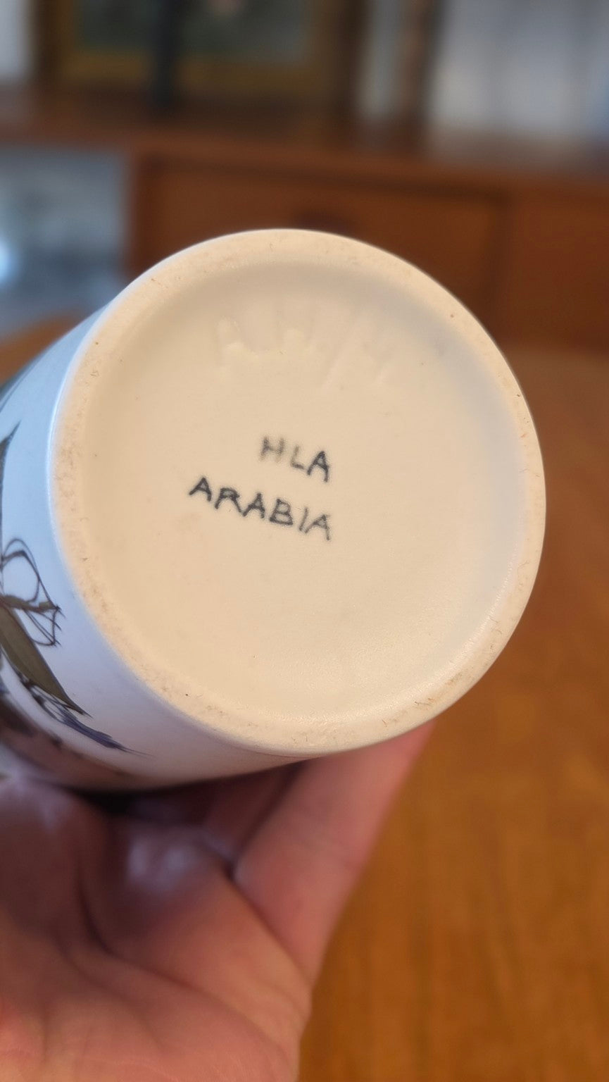 Maljakon pohjamerkintä HLA ARABIA