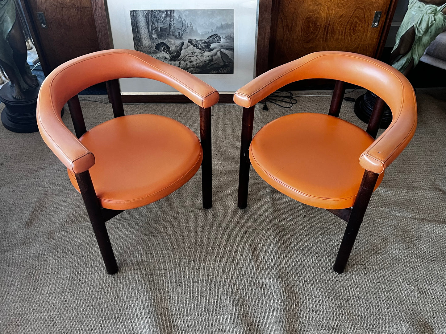 Oranssit nahkatuolit 70-luku