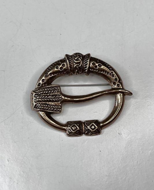 Kalevala Koru "Virusmäen solki" rintakoru, pronssinen
