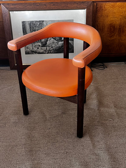 Oranssit nahkatuolit 70-luku