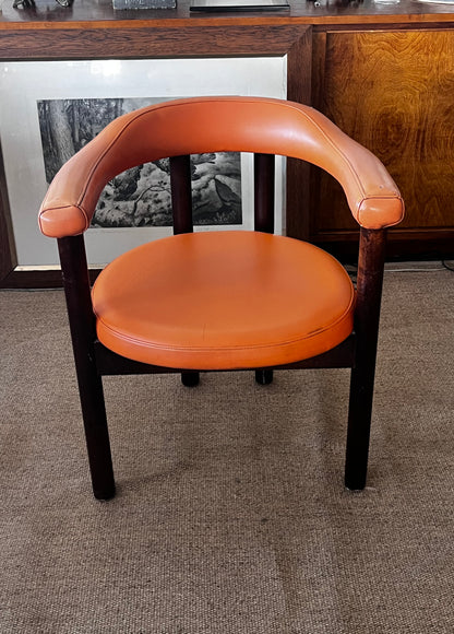 Oranssit nahkatuolit 70-luku