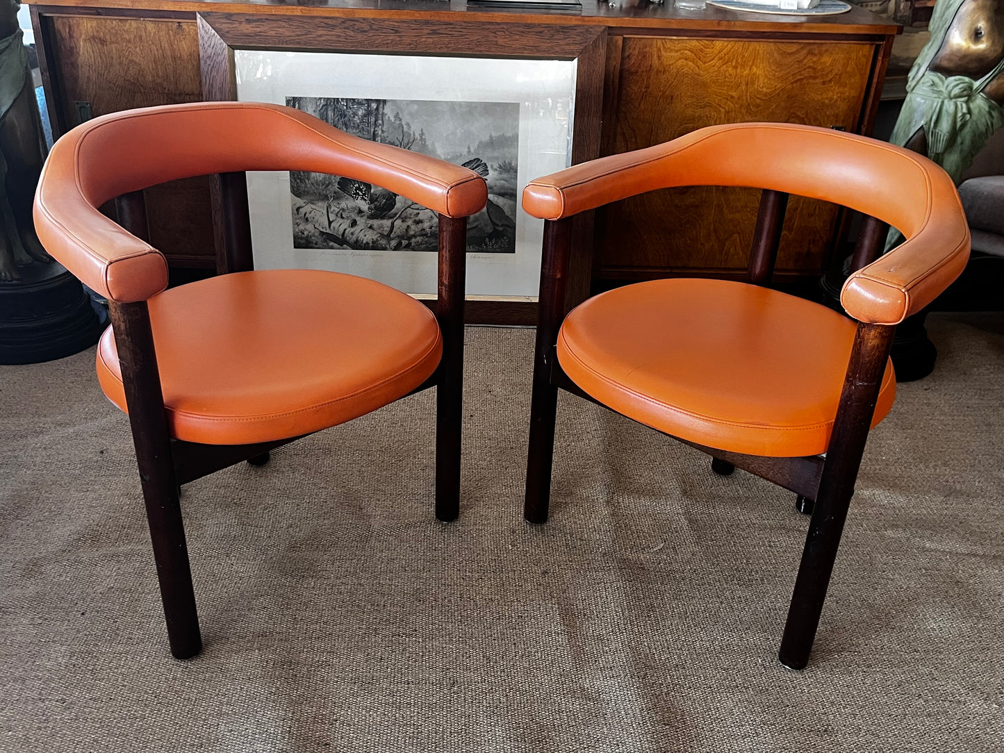 Oranssit nahkatuolit 70-luku