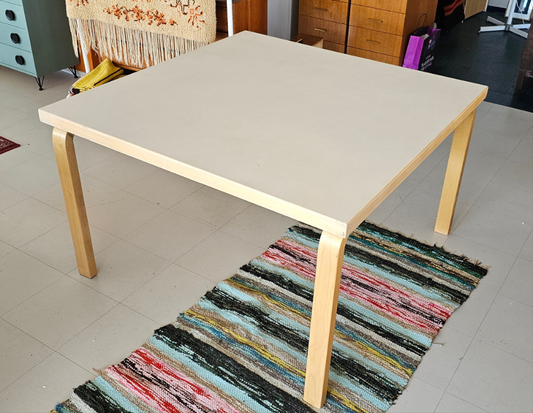 Artek 84 pöytä