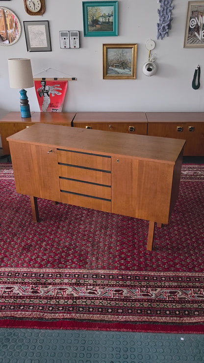 Lahden Puukalusuet (現 ISKU) チーク材チェスト、1960 年代