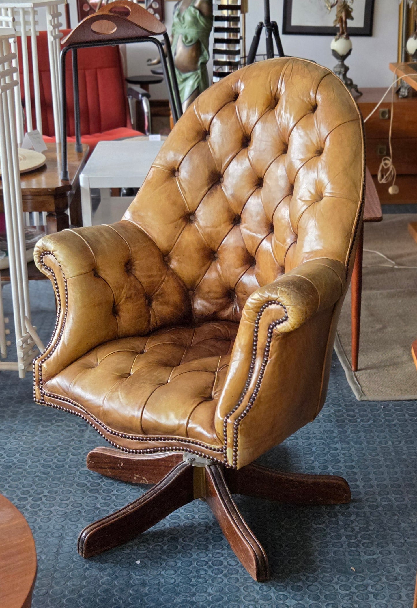 Chesterfield-tyylinen nahkainen nojatuoli kääntöjalalla