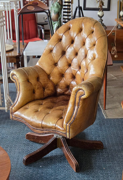 Chesterfield-tyylinen nahkainen nojatuoli kääntöjalalla