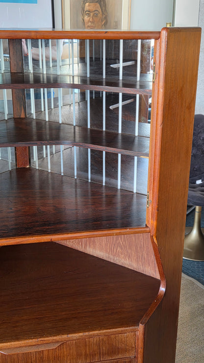 60-luvun tanskalainen teak-kaappi / vitriini