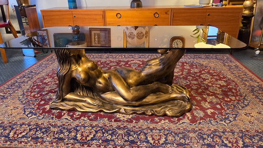 Veistoksellinen lasikantinen sohvapöytä – messinkinen figuurijalusta 80-luku