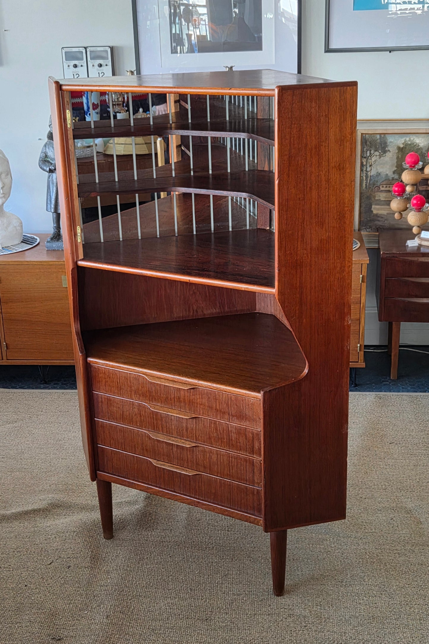 60-luvun tanskalainen teak-kaappi / vitriini