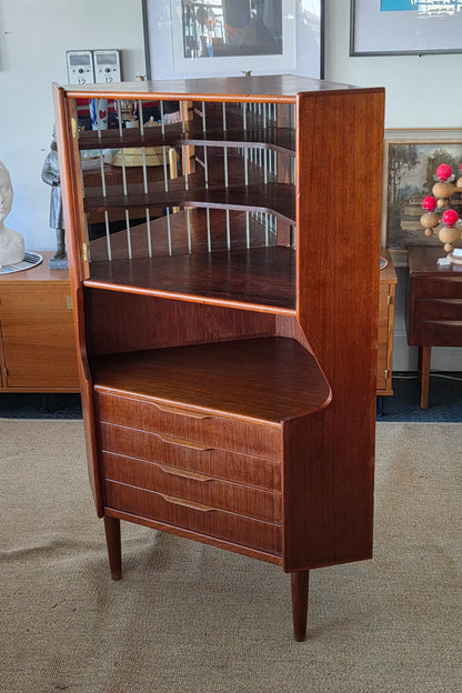 60-luvun tanskalainen teak-kaappi / vitriini