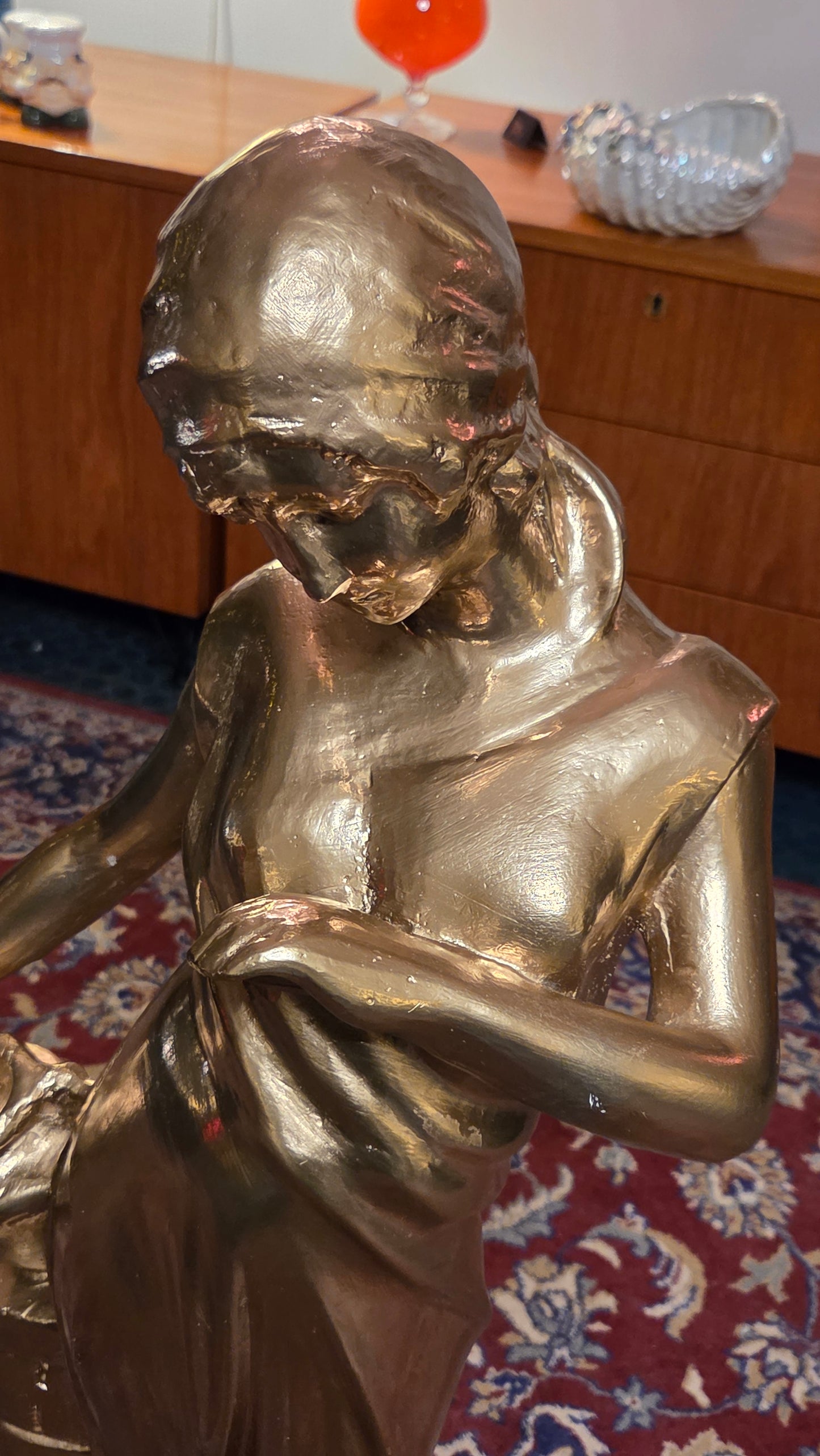 Rebecca – koristeellinen naishahmopatsas, kipsi, 80 cm