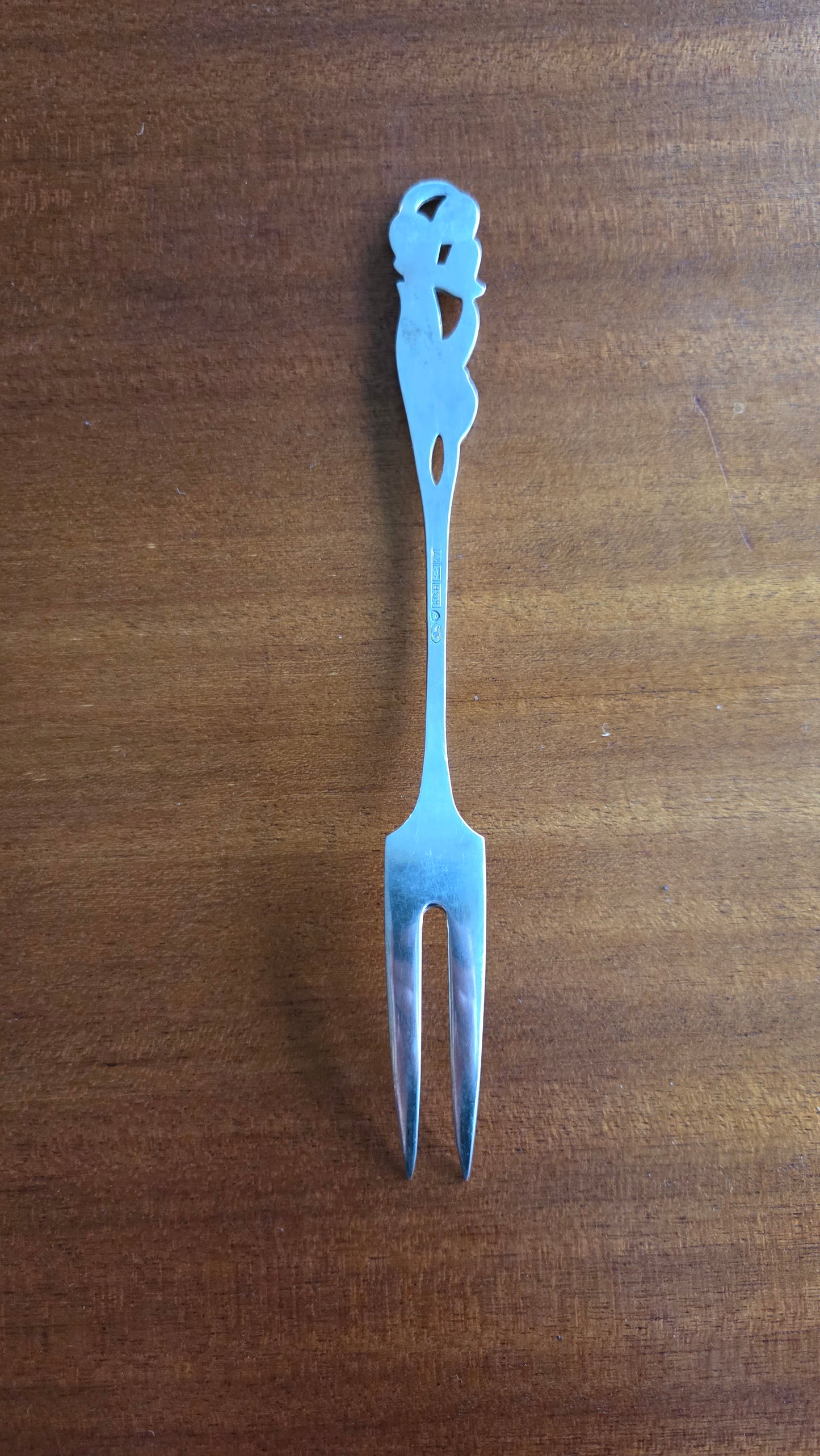 Kultakeskus leikkelehaarukka – 813 hopeaa (1963)