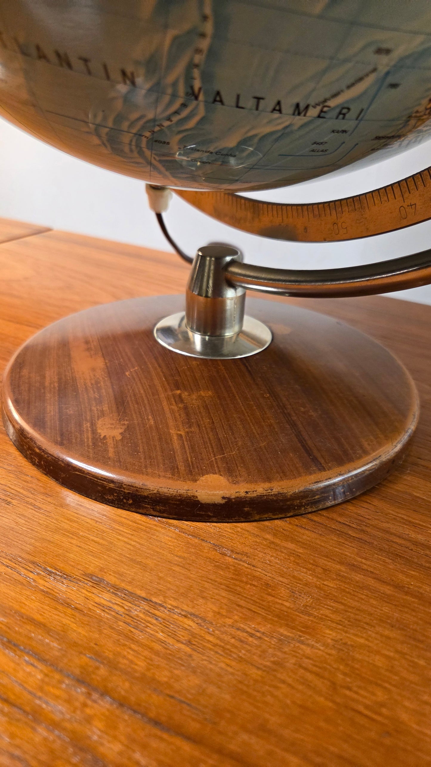 Karttapallo valolla – puujalka