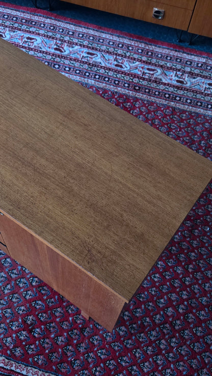 Lahden Puukalusuet (現 ISKU) チーク材チェスト、1960 年代