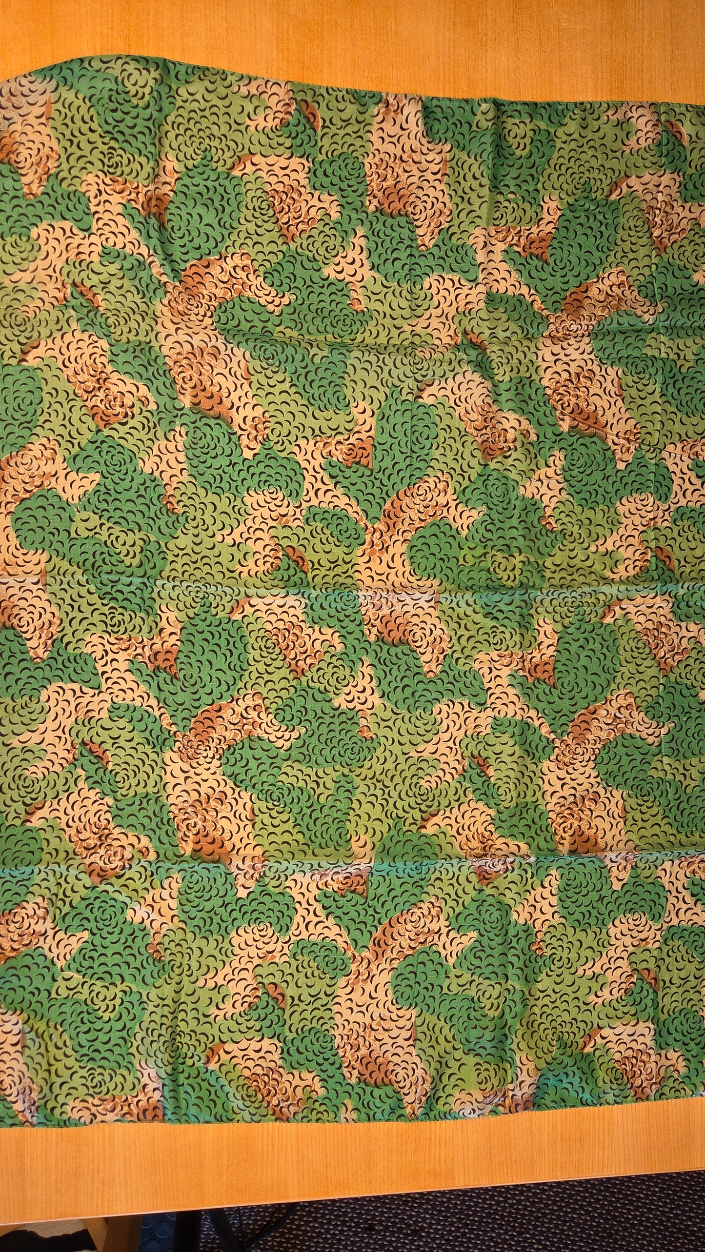 Erä huiveja (pääosin silkki)