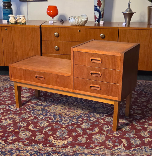 1960-luvun tiikkinen sivupöytä / säilytyskaluste