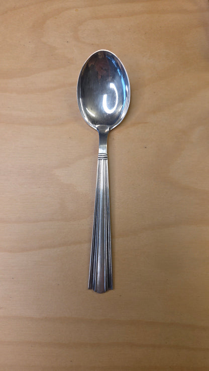 Margit-sarjan 916-hopealusikat, 4 kpl – pituus 16 cm, yht. paino 115,4 g, valmistusvuosi 1957 – suunnittelija Holger Rasmussen