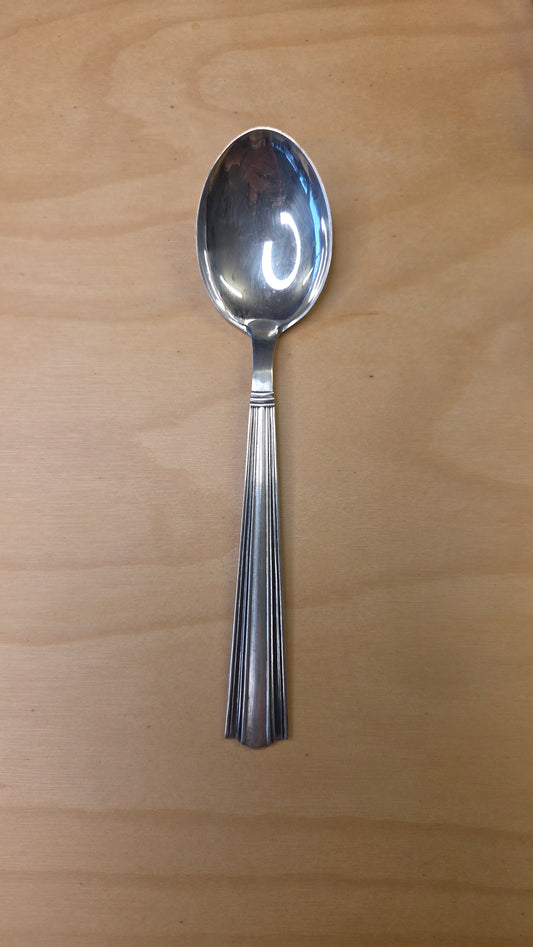 Margit-sarjan 916-hopealusikat, 4 kpl – pituus 16 cm, yht. paino 115,4 g, valmistusvuosi 1957 – suunnittelija Holger Rasmussen