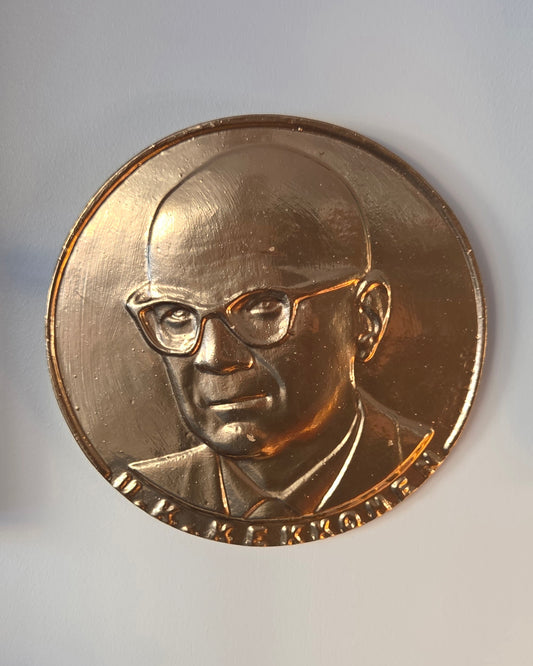 Kultainen Urho Kekkosen seinäreliefi – halkaisija 26 cm