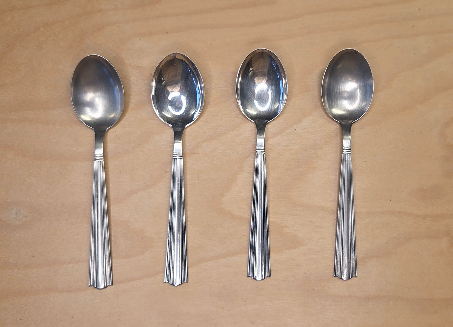 Margit-sarjan 916-hopealusikat, 4 kpl – pituus 16 cm, yht. paino 115,4 g, valmistusvuosi 1957 – suunnittelija Holger Rasmussen