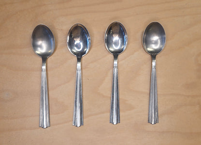 Margit-sarjan 916-hopealusikat, 4 kpl – pituus 16 cm, yht. paino 115,4 g, valmistusvuosi 1957 – suunnittelija Holger Rasmussen