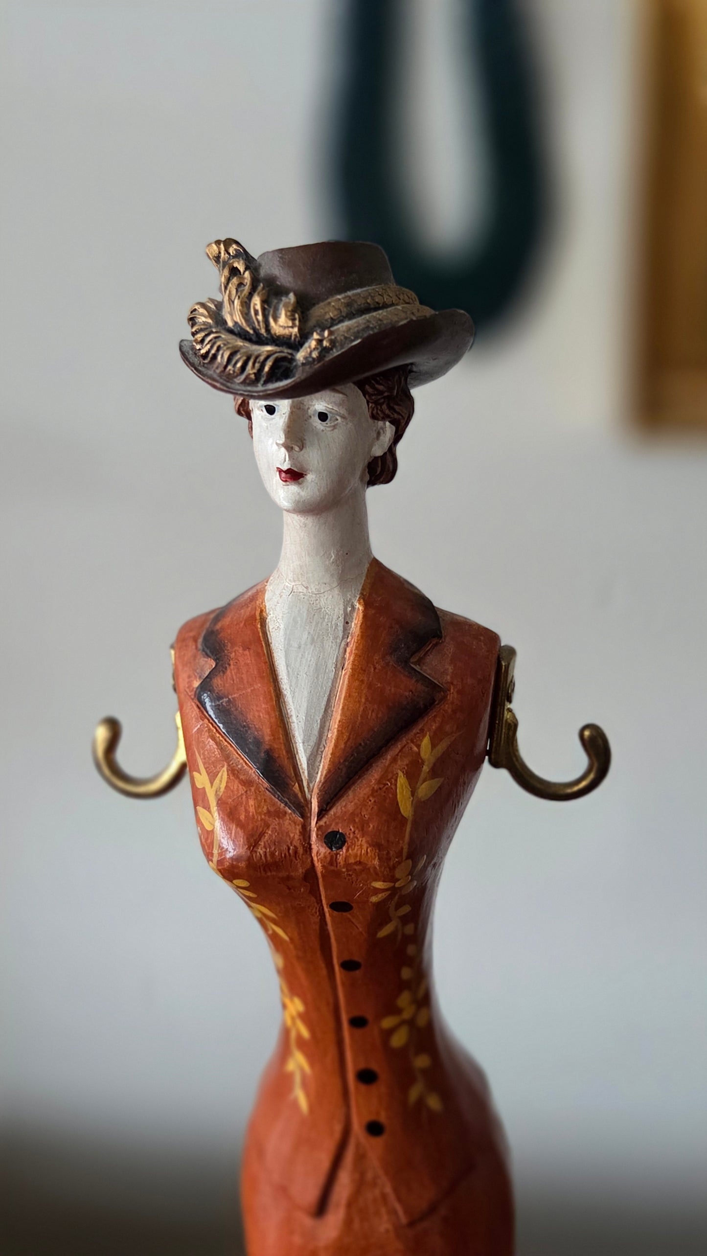 Koruteline – rouvafiguuri (50 cm)