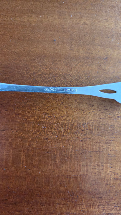 Kultakeskus leikkelehaarukka – 813 hopeaa (1963)