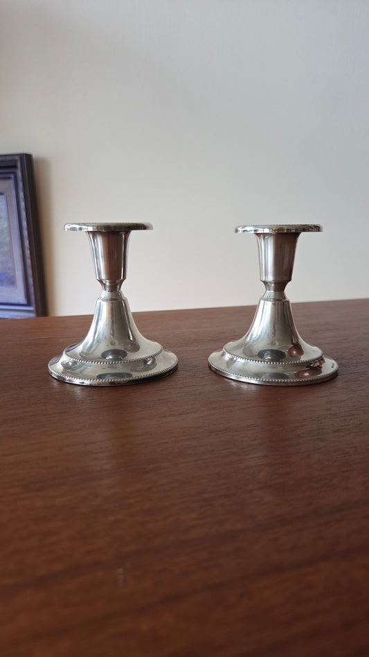 Myydään: 830-hopeiset kynttilänjalat, korkeus 8,7cm