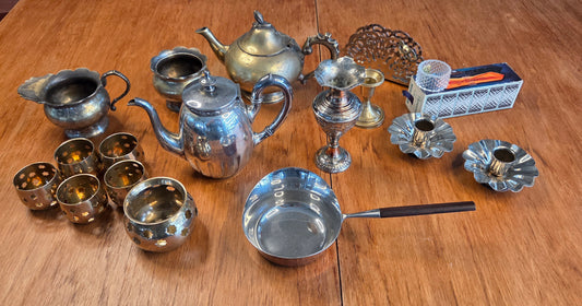 Erä metalliesineitä 1