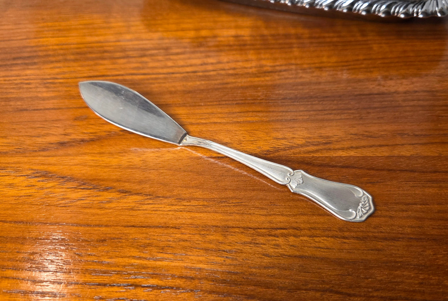 Voirasia + hopeinen voiveitsi – klassinen kattausesine