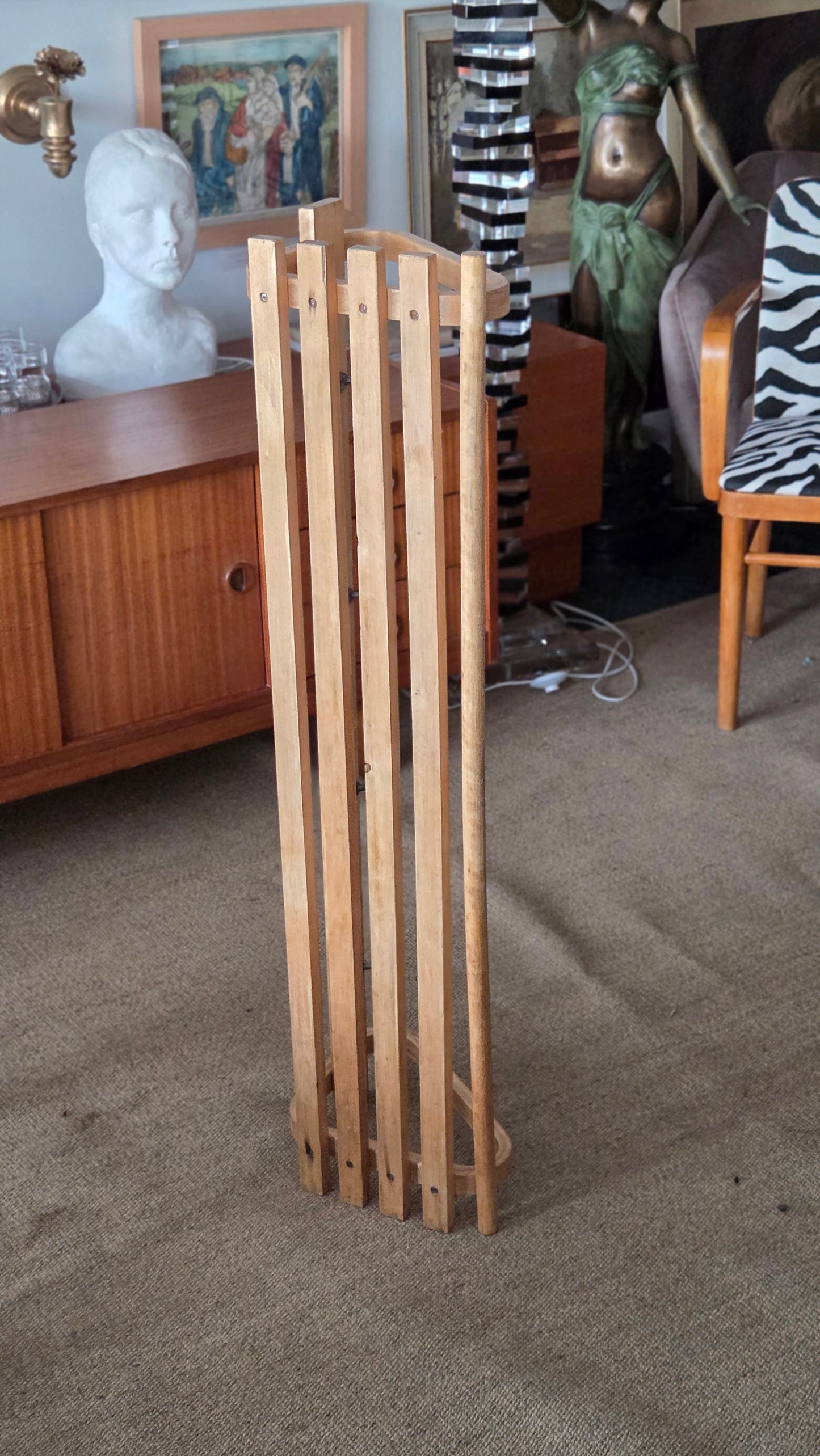 Artek 109 -hattuhylly / seinänaulakko, 110 cm