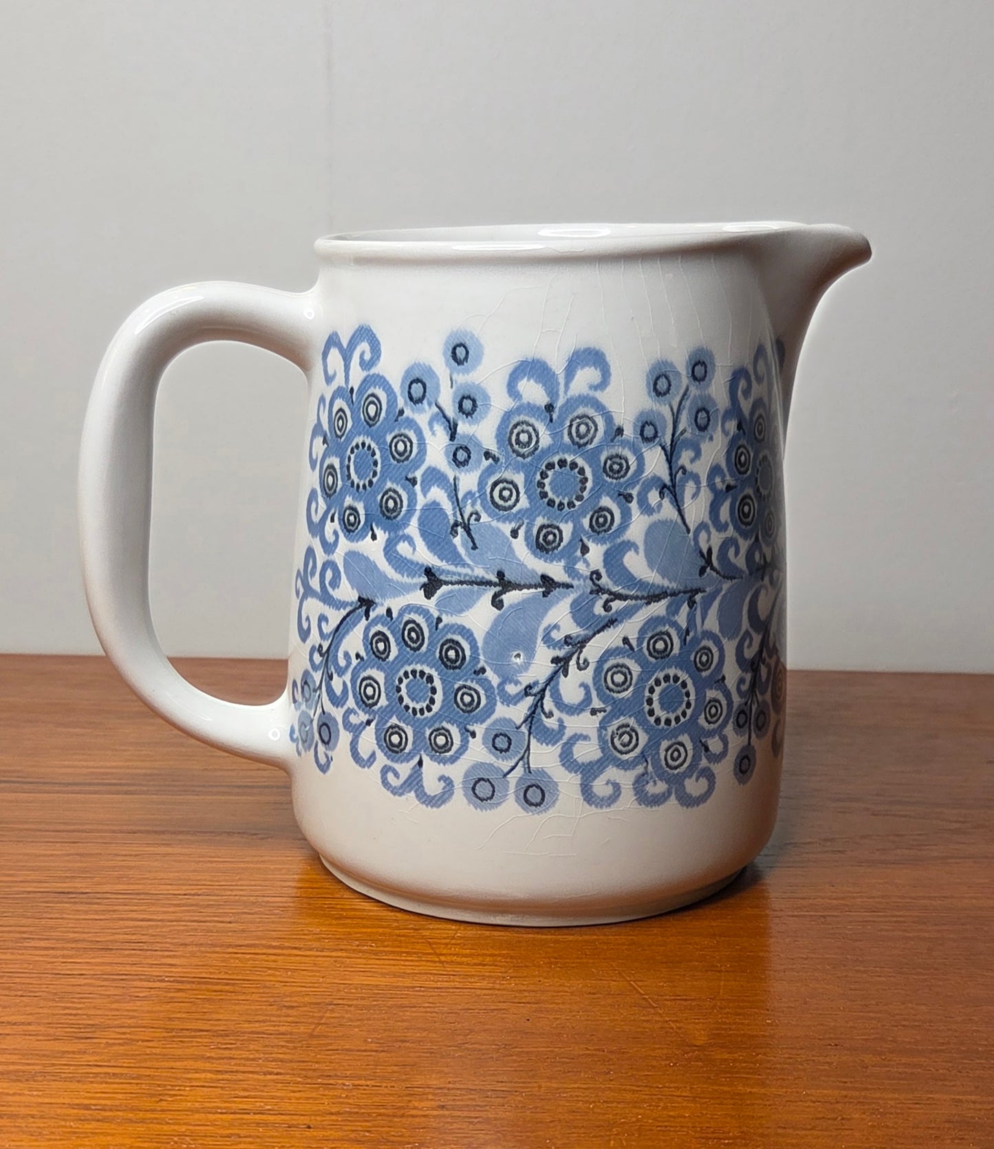 Arabia – "Orri" maitokannu, Raija Uosikkinen (15 cm)