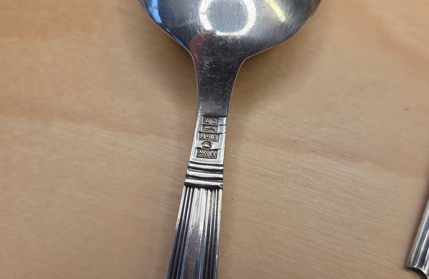 Margit-sarjan 916-hopealusikat, 4 kpl – pituus 16 cm, yht. paino 115,4 g, valmistusvuosi 1957 – suunnittelija Holger Rasmussen