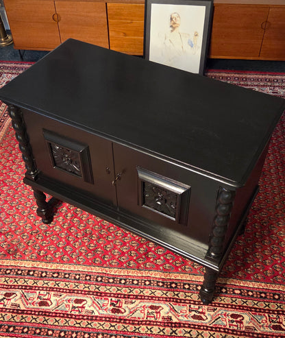 Käsinmaalattu musta uusbarokki-senkki