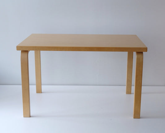 Artek pöytä